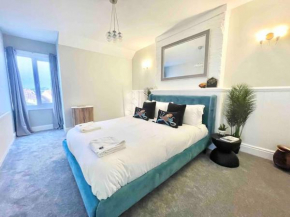 Coastline Retreats - Stunning Sea View Apartment, Netflix